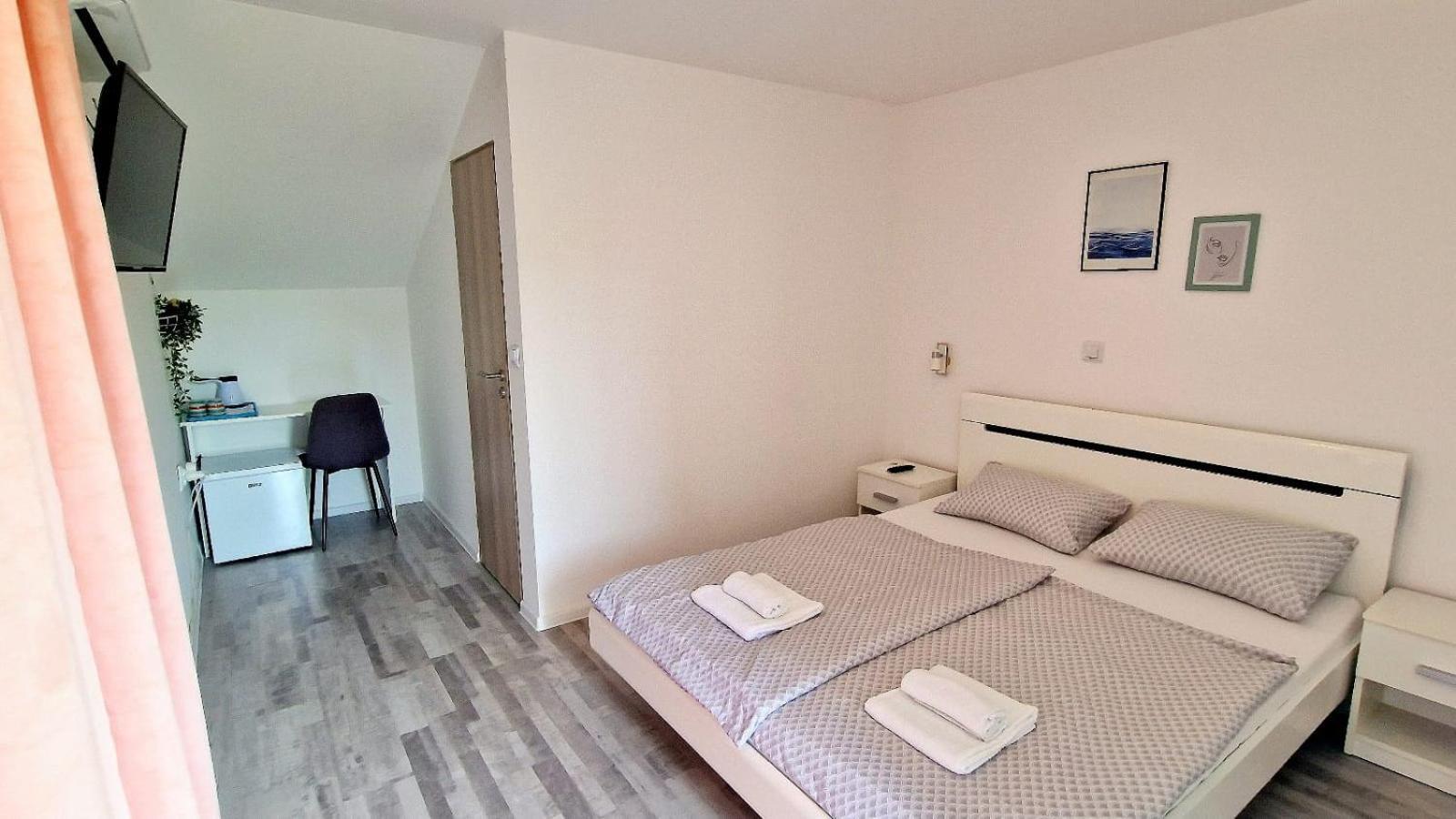 Cozy Room Peny Карловаць Екстер'єр фото